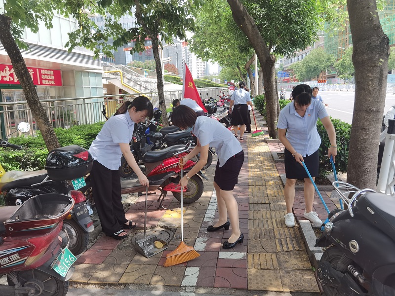 1.文化宮店黨員們打掃衛(wèi)生.jpg 1.文化宮店黨員們打掃衛(wèi)生.jpg