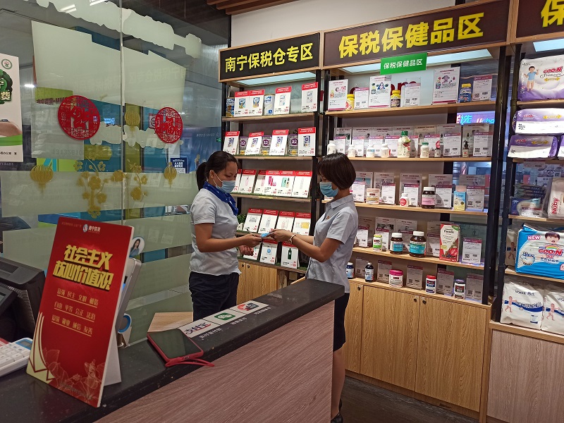 2.黨員為租賃商戶派發(fā)創(chuàng)城宣傳手冊.jpg 2.黨員為租賃商戶派發(fā)創(chuàng)城宣傳手冊.jpg